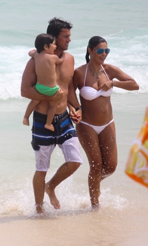 15.fev.2013 - Juliana Paes curte praia com a família na Barra da Tijuca