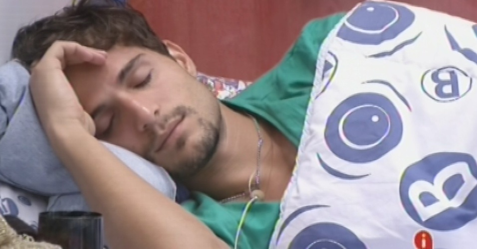 16.fev.2013 - André descansa após conversar com Fernanda sobre op próximo paredão