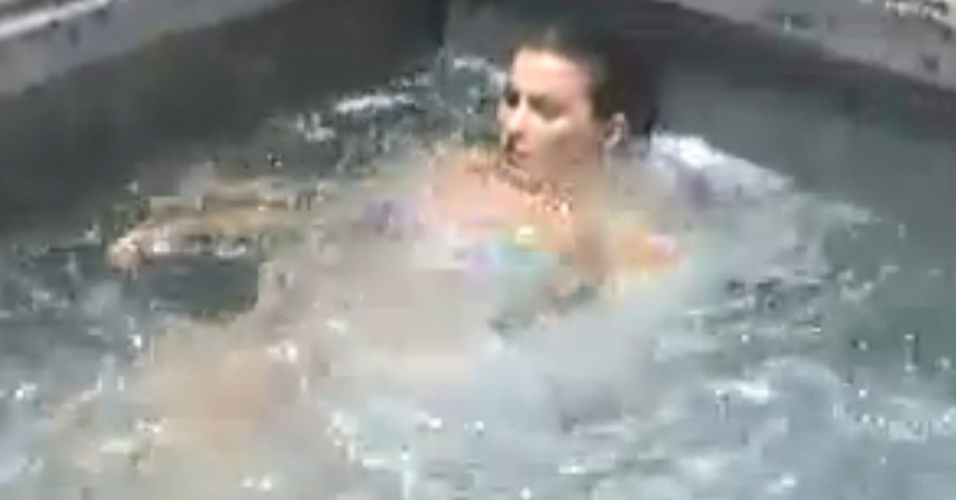 16.fev.2013 - Kamilla passa tempo na banheira de hidromassagem do hotel