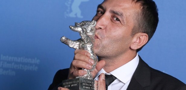 O ator bósnio Nazif Mujic beija seu Urso de Prata de melhor ator pelo filme "An Episode in the Life of an Iron Picker" no Festival de Berlim - Ronny Hartmann/EFE/EPA