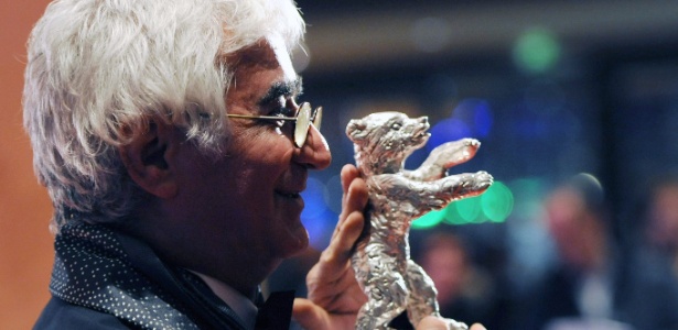 16.fev.2013 - O diretor iraniano Kamboziya Partovi posa com seu Urso de Prata de melhor roteiro por "Parde" no 63º Festival de Berlim - Britta Pedersen/EFE/EPA