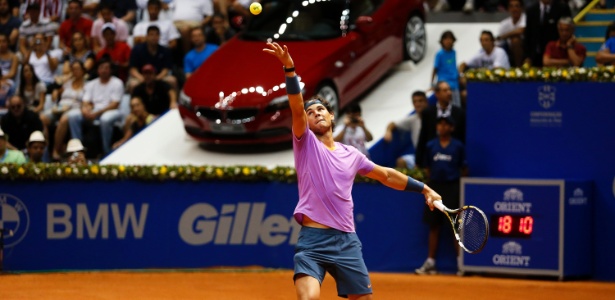 Rafael Nadal saca contra Martin Alund na segunda semifinal do Aberto do Brasil - Wagner Carmo/inovafoto