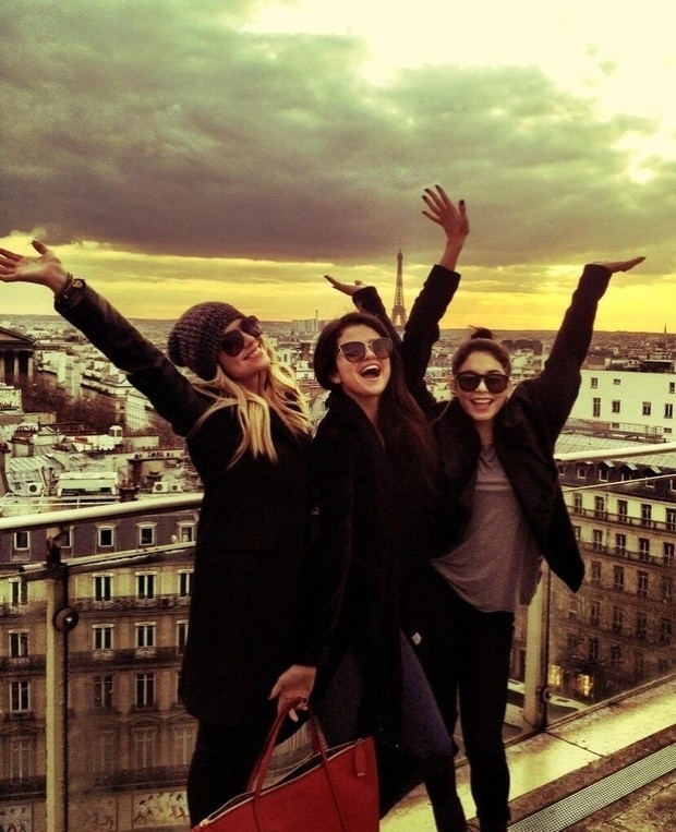 16.fev.2013 - Vanessa Hudgens, Selena Gomez e Ashley Benson (da esq para dir) tiram foto em Paris