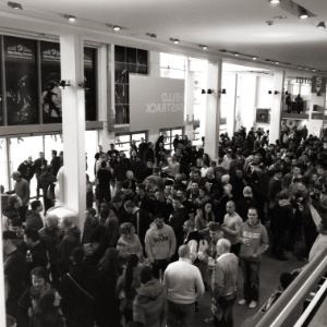 16.fev.2013- Torcida lota saguão de entrada de ginásio em Londres para assistir ao UFC on Fuel TV 7 - Reprodução/Twitter/Nick The Tooth