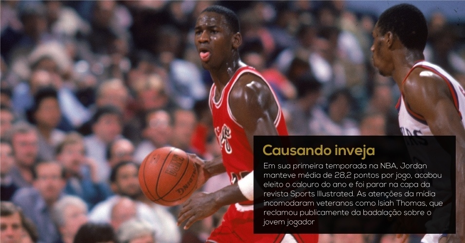 Em sua primeira temporada na NBA, Jordan manteve média de 28,2 pontos por jogo, acabou eleito o calouro do ano e foi parar na capa da revista Sports Illustrated. As atenções da mídia incomodaram veteranos como Isiah Thomas, que reclamou publicamente da badalação sobre o jovem jogador - Getty Images