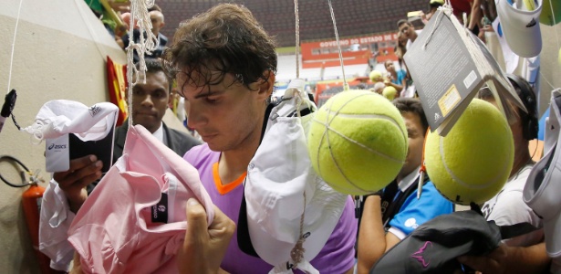 Fãs penduraram objetos para que Rafael Nadal pudesse autografar na saída da quadra do Ibirapuera - Marcelo Ferrelli/inovafoto