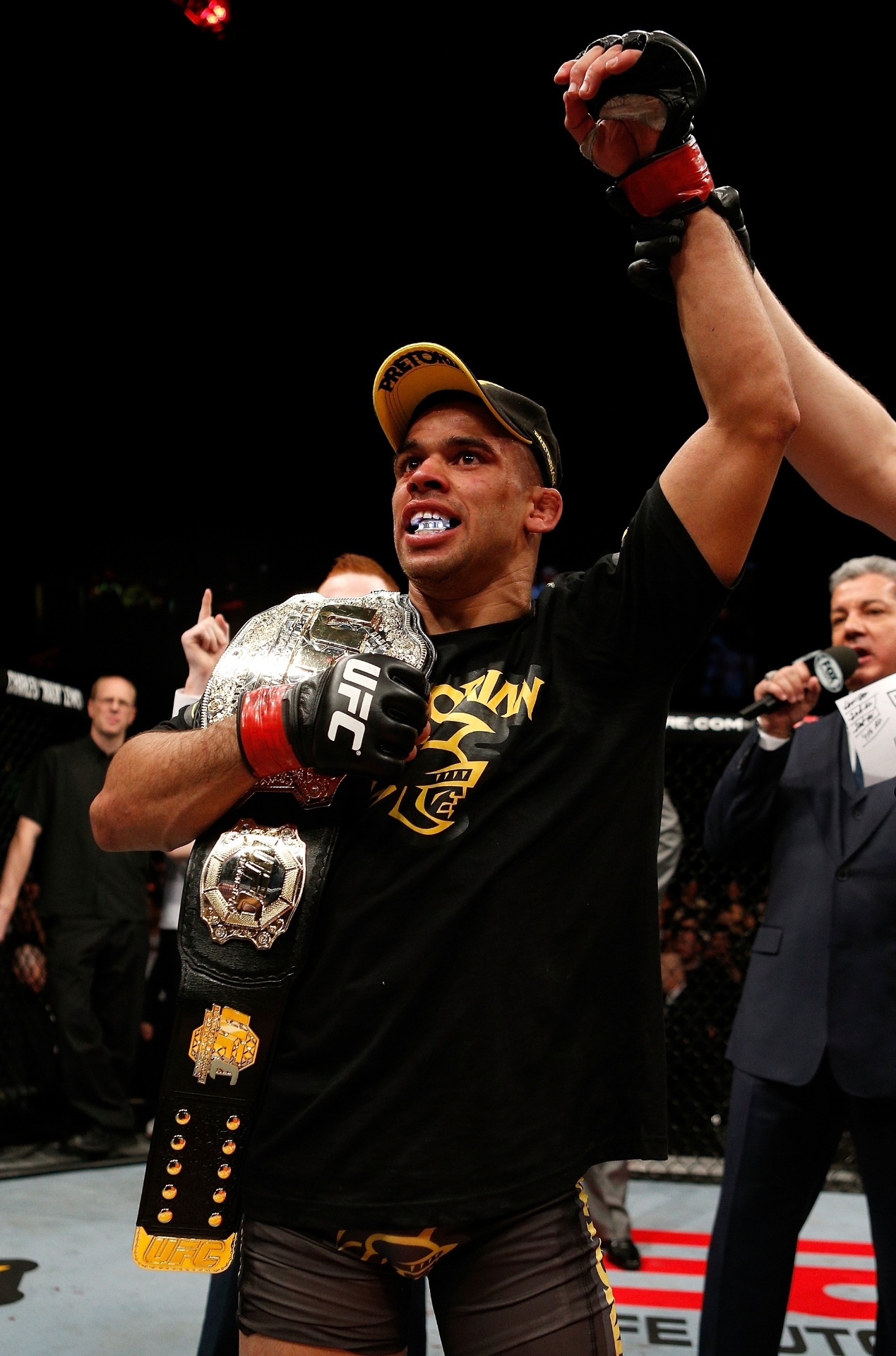 16.fev.2013 - Renan Barão comemora vitória sobre McDonald com o cinturão que manteve - Josh Hedges/Zuffa LLC UFC