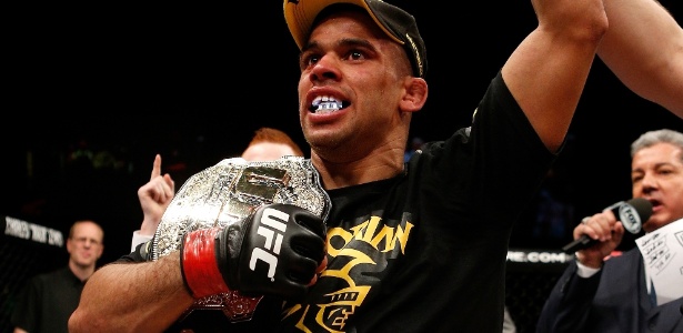 Renan Barão comemora vitória sobre McDonald com o cinturão que manteve - Josh Hedges/Zuffa LLC UFC