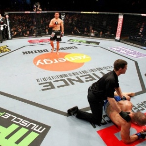 16.fev.2013 - Tom Watson comemora vitória sobre Nedkov - Divulgação/UFC