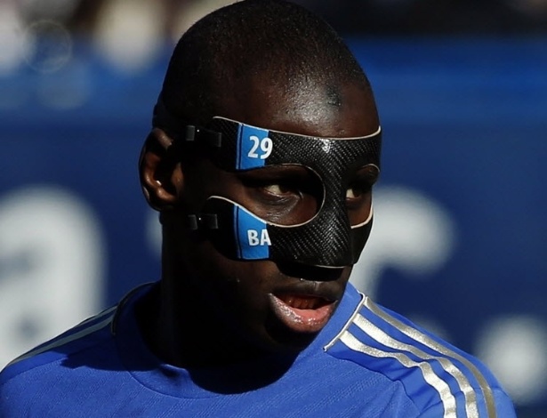 17.fev.2013 - Atacante Demba Ba uso uma máscara de proteção na partida do Chelsea contra o Brentford, em partida da Copa da Inglaterra - Eddie Keogh/REUTERS