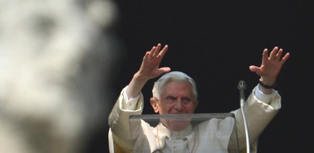O papa Bento 16 celebra o Angelus dominical de sua janela, no Vaticano - Gabriel Bouys/AFP