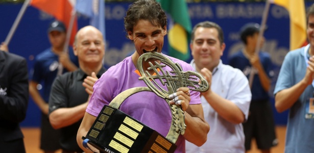 Rafael Nadal morde o troféu do Aberto do Brasil após vencer David Nalbandian na final - Gaspar Nobrega/inovafoto