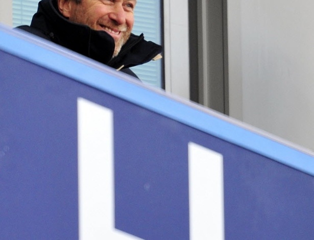 17.fev.2013 - Roman Abramovich, russo dono do Chelsea, assistiu das tribunas e gostou da vitória da sua equipe por 3 a 0 contra o Brentford, pela Copa da Inglaterra - Glyn Kirk/AFP Photo