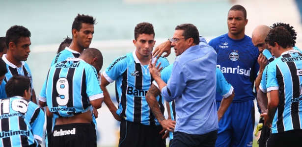 Vanderlei Luxemburgo orienta jogadores do Grêmio a abusarem da bola parada - Lucas Uebel/Preview.com
