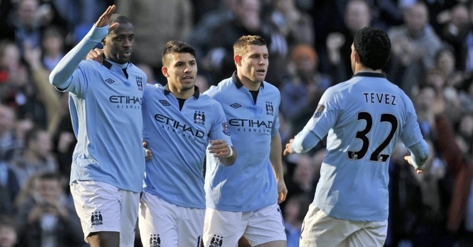 17.fev.2013 - Yaya Touré (esq.) comemora com companheiros após marcar o gol para o Manchester City na partida contra o Leeds, pela Copa da Inglaterra - Clint Hughes/AP Photo