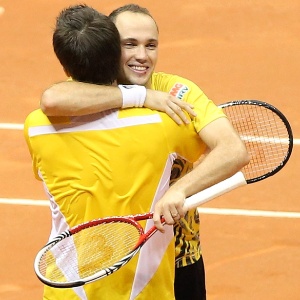 17.fev.2013- Bruno Soares abraça o parceiro Alexander Peya após vencer a final de duplas do Aberto do Brasil - Wagner Carmo/inovafoto