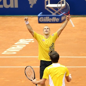 17.fev.2013- Bruno Soares comemora com o o parceiro Alexander Peya após vencer a final de duplas do Aberto do Brasil - Wagner Carmo/inovafoto