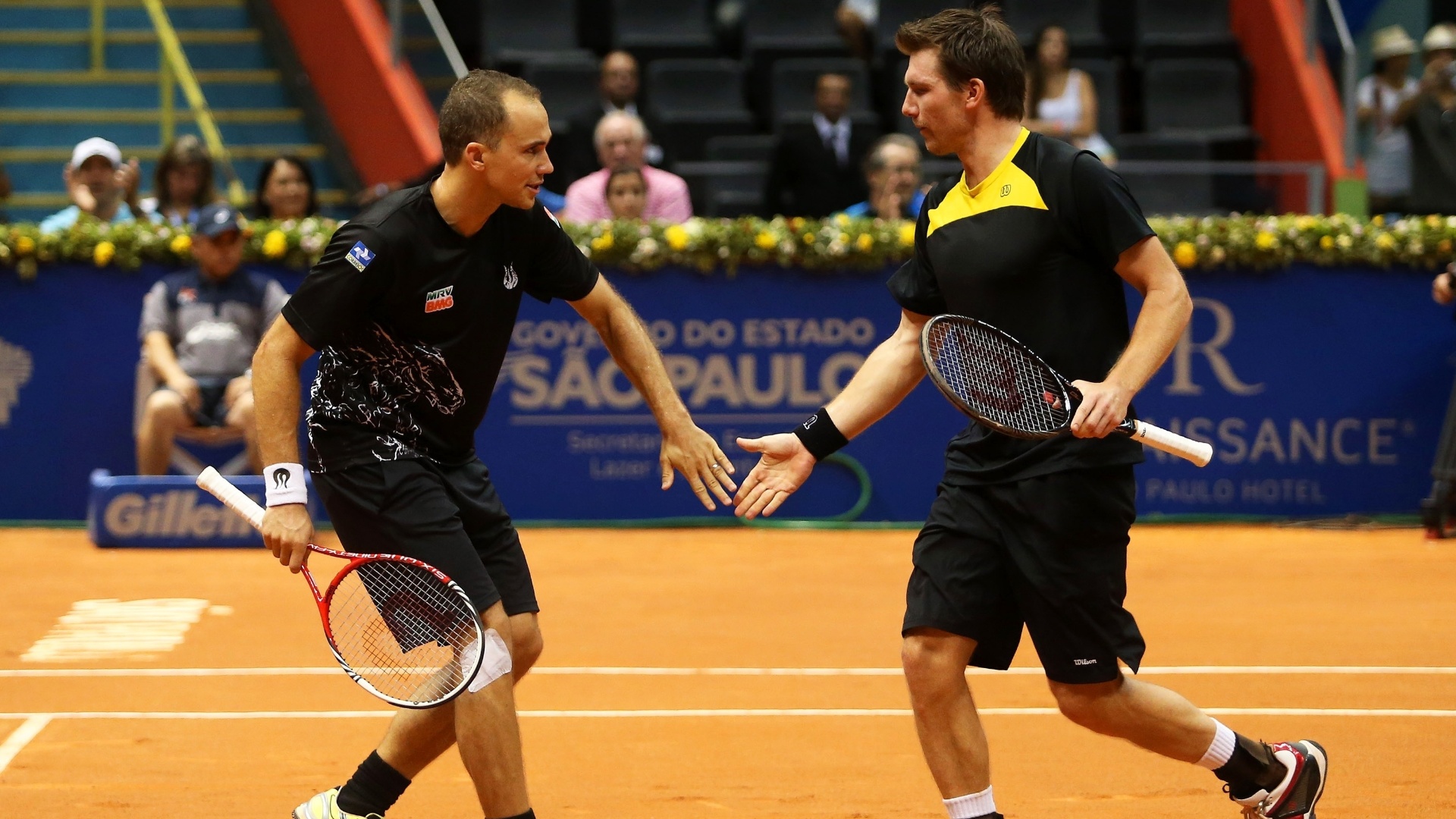 17.fev.2013- Bruno Soares (e.) cumprimenta o parceiro Alexander Peya (d.) durante final de duplas contra o tcheco Frantisek Cermak e o eslovaco Michael Mertinak - Wagner Carmo/inovafoto