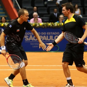 17.fev.2013- Bruno Soares (e.) cumprimenta o parceiro Alexander Peya (d.) durante final de duplas contra o tcheco Frantisek Cermak e o eslovaco Michael Mertinak - Wagner Carmo/inovafoto