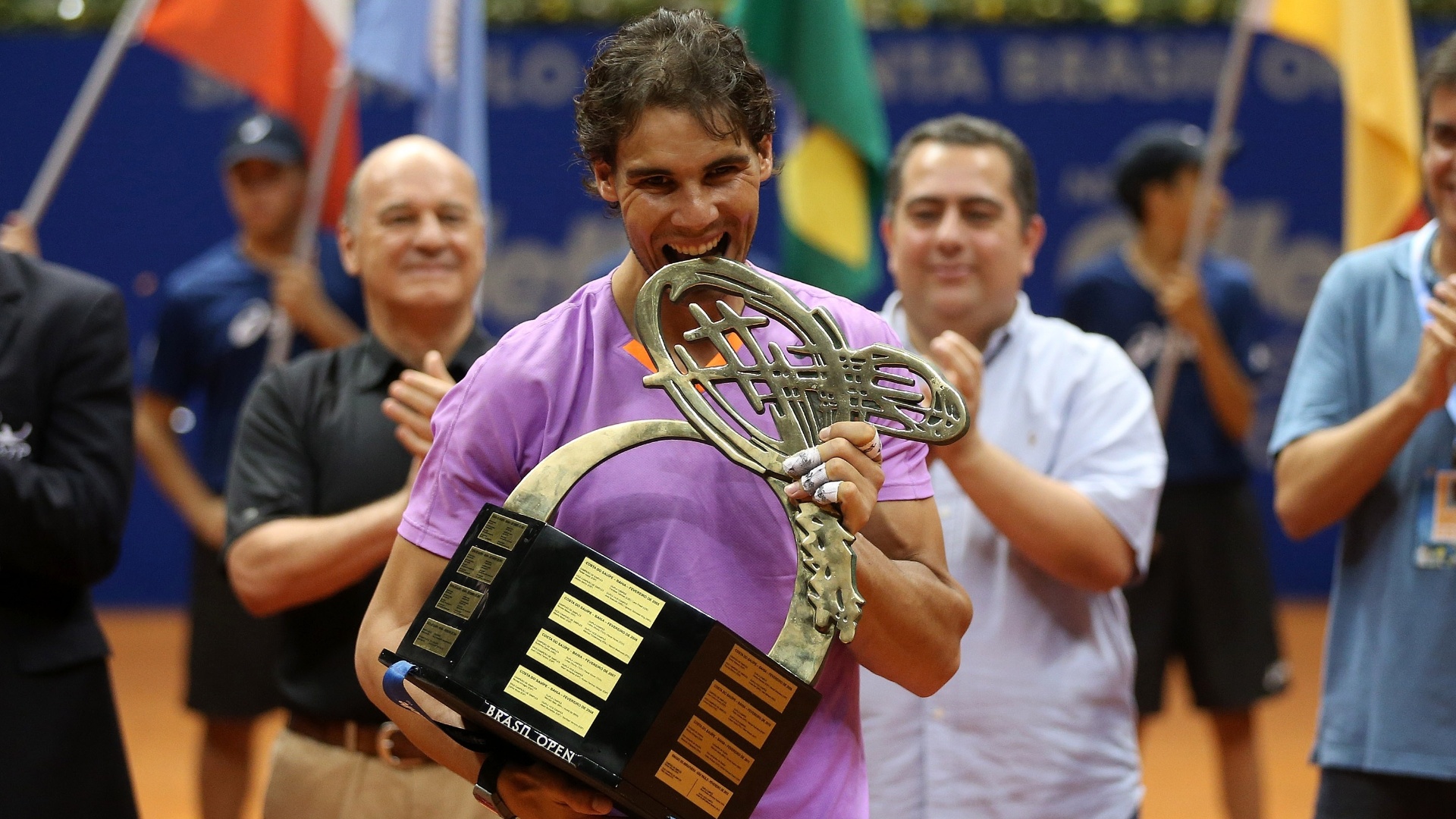 17.fev.2013- Nadal morde troféu do Aberto do Brasil após vencer David Nalbandian na final em São Paulo - Wagner Carmo/inovafoto