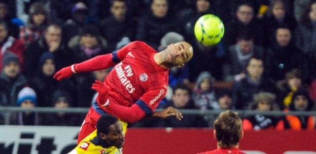 Alex Costa, do PSG, que marcou um gol, ganha disputa de bola pelo alto  - Sebastien Bozon/AFP