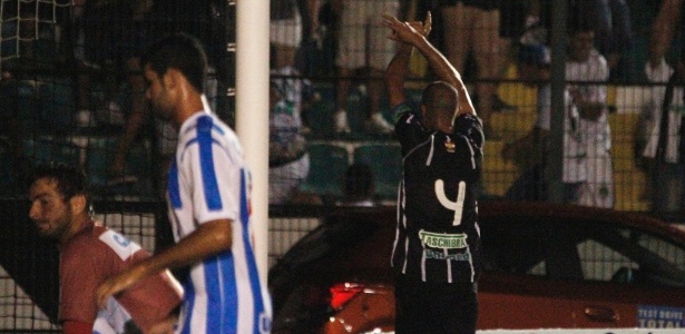 Douglas comemora seu gol na vitória do Figueirense sobre o Avaí