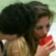 Anamara exagera na bebida e recebe cuidados de Nasser e Ivan - Reprodução / Globo 