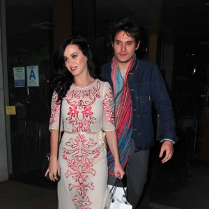 Na noite do Valentine's Day, Katy Perry e John Mayer são flagrados saindo de restaurante em Los Angeles