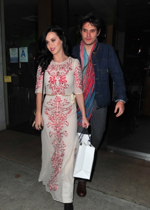 Na noite do Valentine's Day, Katy Perry e John Mayer são flagrados saindo de restaurante em Los Angeles 