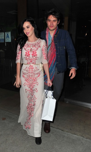 14.fev.2013 - Na noite do Valentine's Day, Katy Perry e John Mayer são flagrados saindo de restaurante em Los Angeles. A cantora segurava uma sacola na mão