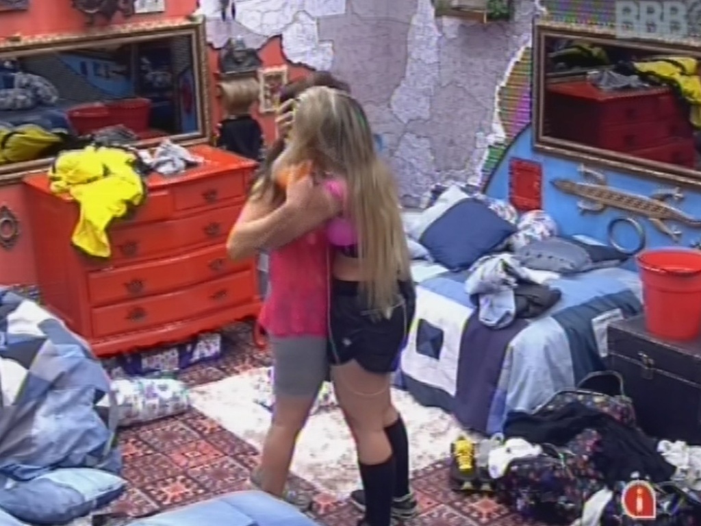 18.fev.2013 - Fernanda consola Kamilla e dá um abraço na amiga