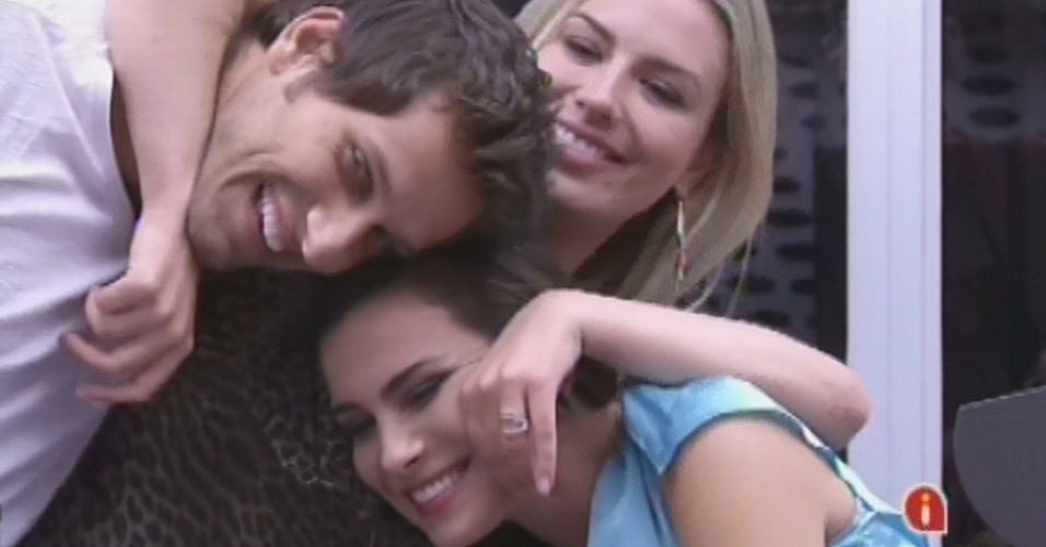 18.fev.2013 - Fernanda dá um "abraço duplo" em Eliéser e Kamilla após tentar fazer os dois se reconciliarem