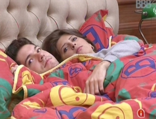 18.fev.2013 - Nasser e Andressa deitam juntos para dormir um pouco antes das compras no mercadinho
