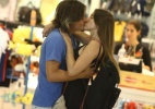 Ivan Mendes Filho, o Pepeu de "Salve Jorge", se despede aos beijos de sua namorada no aeroporto - Marcello Sá Barreto/AgNews