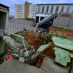 Parte do muro de contenção de obra cai em Taubaté (SP) e obriga moradores a deixarem suas casas - Lucas Lacas Ruiz/Estadão Conteúdo 