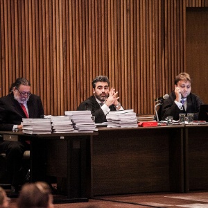 Perito Ricardo Molina (esq.) e e os advogados Thiago Anastácio (centro) e Marcelo Feller (dir.), defensores do ex-seminarista Gil Rugai, participam de julgamento - Leonardo Soares/UOL