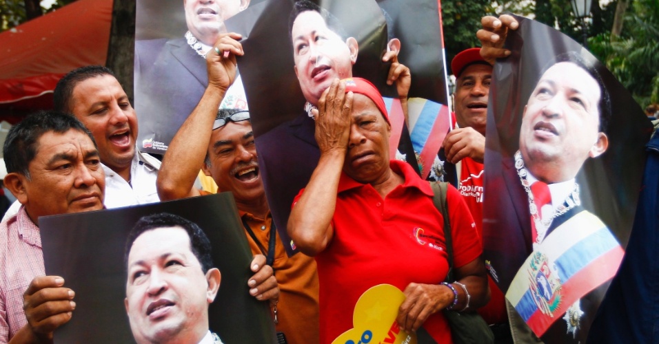 18.fev.2013 - Venezuelanos fazem uma manifestação na praça Simón Bolívar, em Caracas, em apoio ao presidente Hugo Chávez, que anunciou nesta segunda-feira (18) sua volta à Venezuela após uma viagem de dois meses à Cuba para o tratamento contra um câncer
