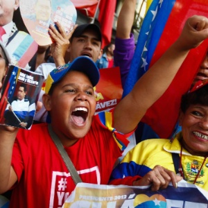 enezuelanos fazem uma manifestação nem Caracas, em apoio ao presidente Hugo Chávez - Carlos Garcia Rawlins/Reuters