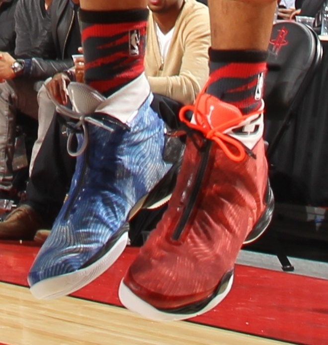 18.fev.2013- Em quadra, Russell Westbrook usou um tênis de cada cor. O modelo é assinado pela marca de Michael Jordan. - Reprodução