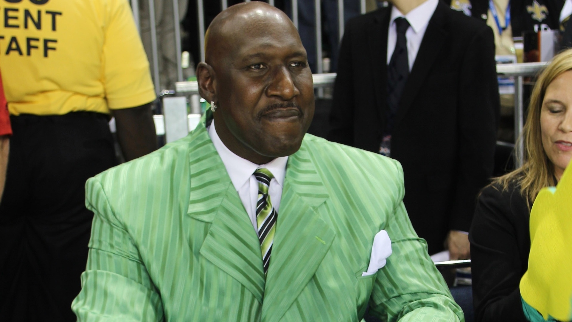 18.fev.2013- Estrela da NBA aposentado, Darryl Dawkins escolheu um terno espalhafatoso para o Jogo das Estrelas e perdeu na elegância. - Louis Dollagaray/AFP