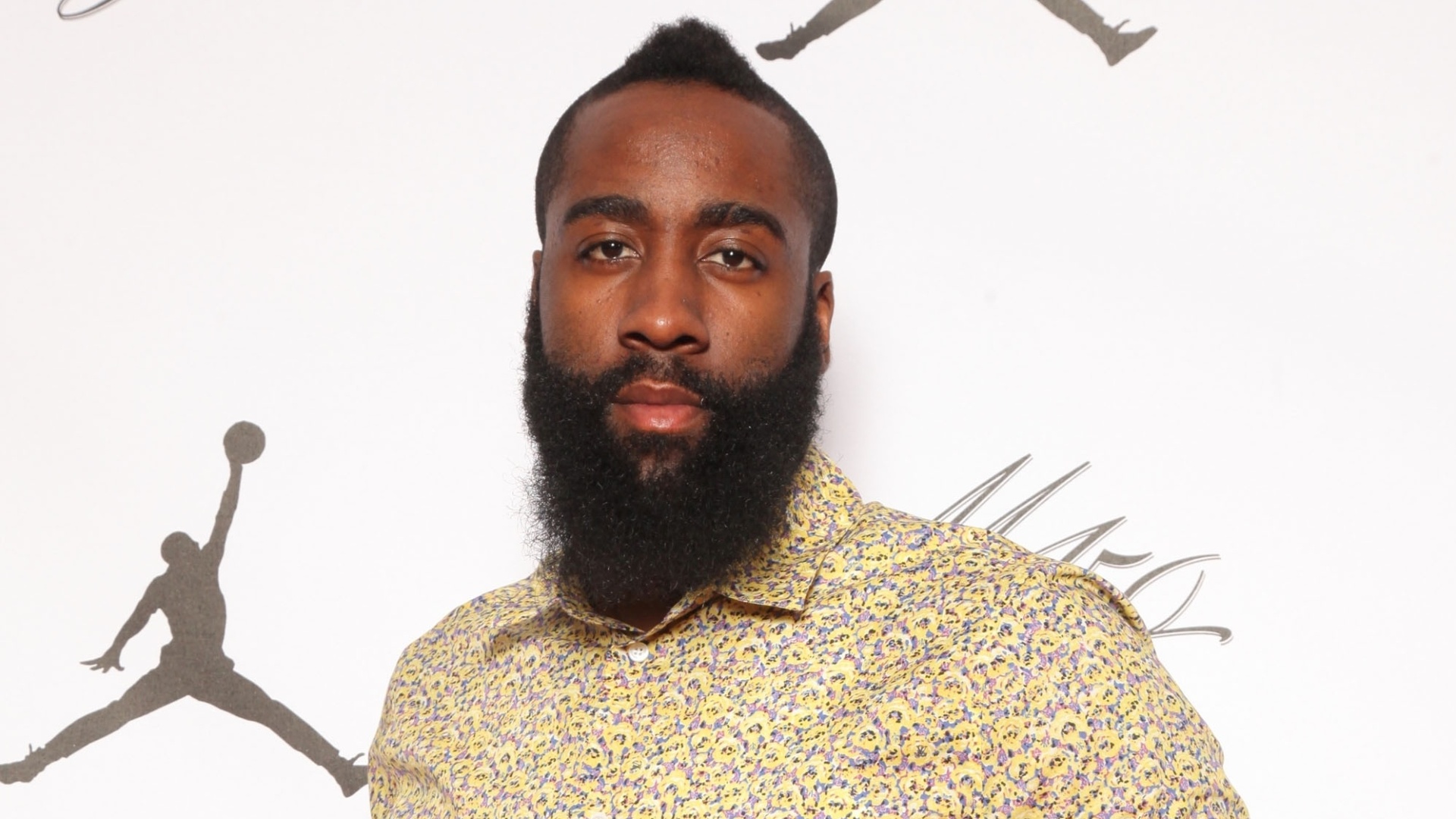 18.fev.2013- James Harden adotou um estilo diferente de seu perfil na festa de Michael Jordan. A camisa florida e a calça cor-de-rosa - Omar Vega/AP Images