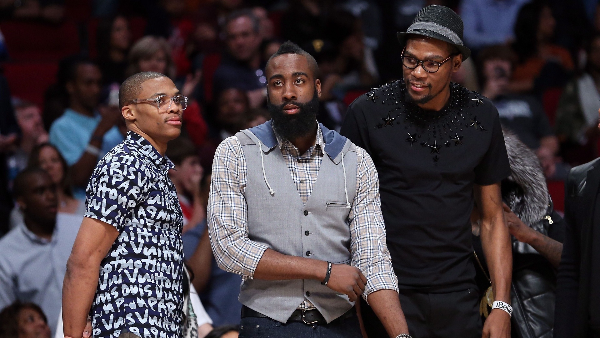 18.fev.2013- Russell Westbrook (e.) usou camisa de mangas curtas azul estampada com palavras em branco, James Harden (c.) um colete com capuz por cima de uma camisa xadrez e Kevin Durant (d.) uma camiseta preta com miçangas de estrela no Jogo das Estrelas nos EUA - Ronald Martinez/AFP
