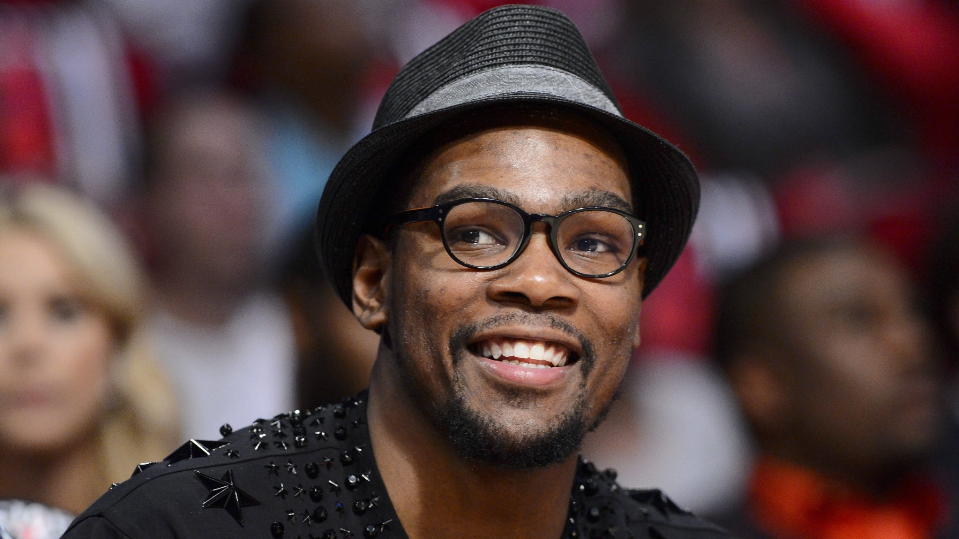 18.fev.2013-Kevin Durant usou uma camiseta preta com miçangas de estrela no Jogo das Estrelas nos EUA - LARRY W. SMITH/EFE