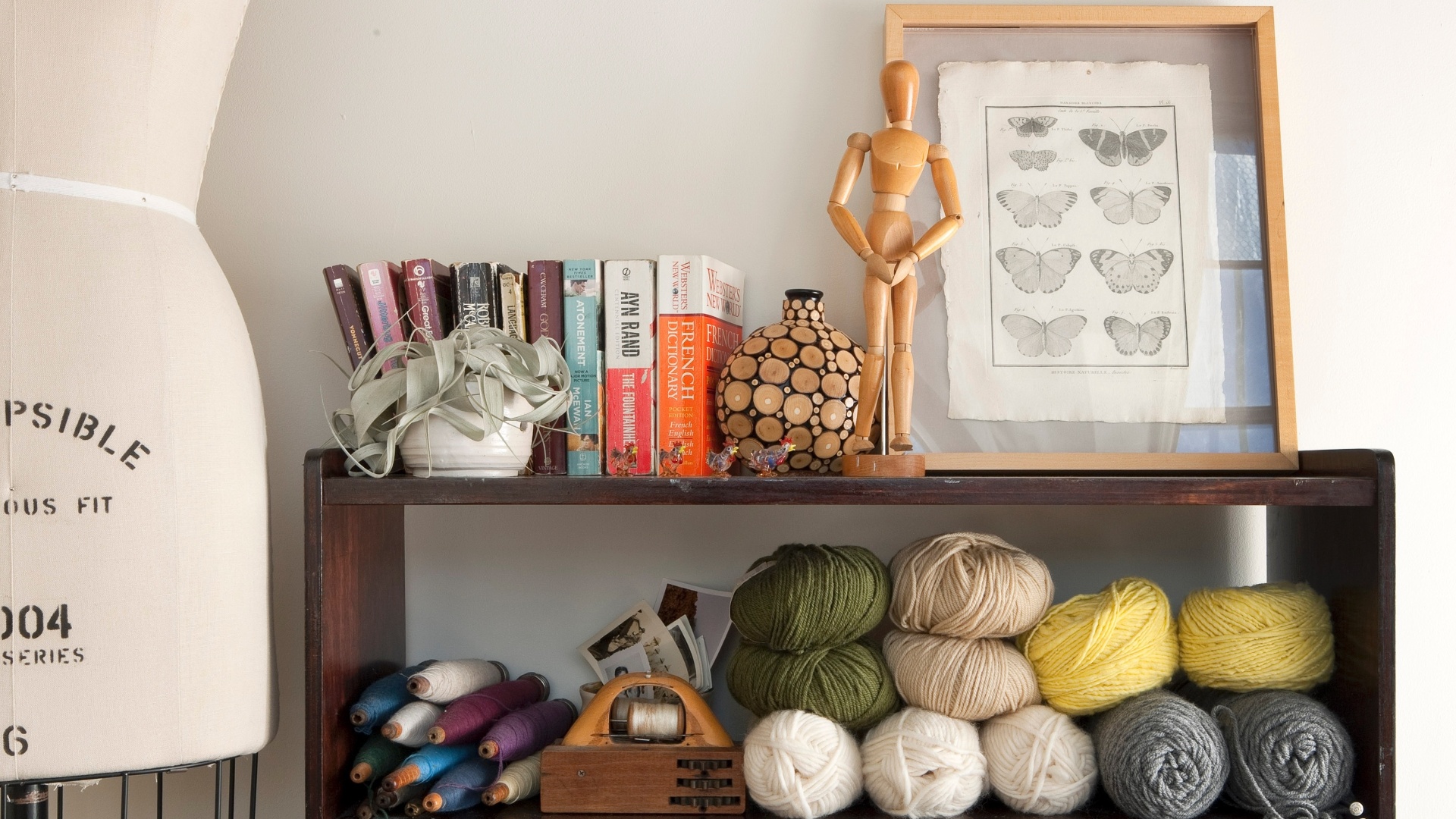 No quarto da estilista Aubrey Fry, além de um manequim para mougale há uma prateleira repleta por objetos e elementos de corte e costura, como linhas, lãs e livros sobre moda (Imagem do NYT, usar apenas no respectivo material) - Bruce Buck/ The New York Times