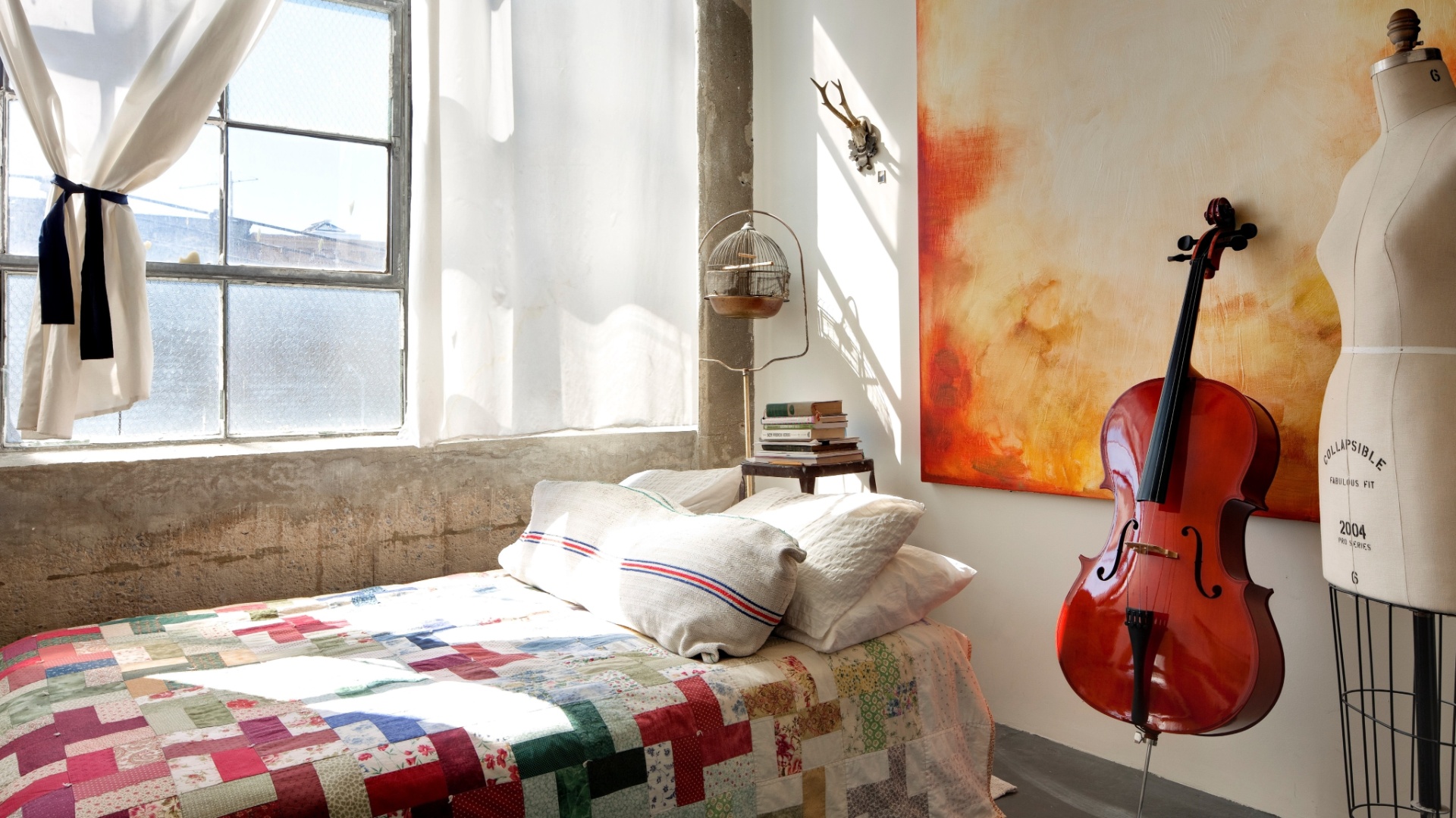 No quarto da estilista Aubrey Fry, mais um quadro abstrato do namorado Adam O'Neal. No ambiente ainda está o cello para as aulas da designer de roupas femininas  (Imagem do NYT, usar apenas no respectivo material) - Bruce Buck/ The New York Times