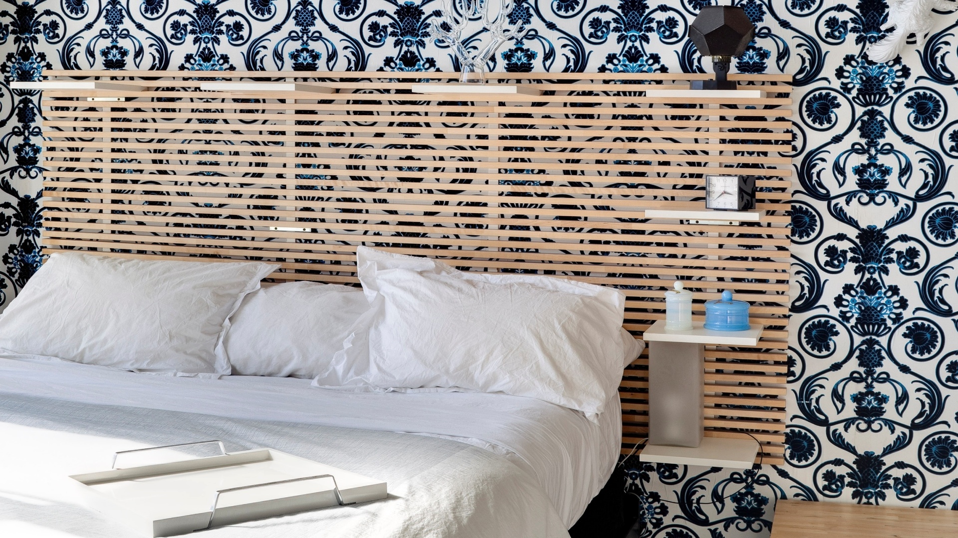 O quarto da estilista Margo Lafontaine e do executivo de publicidade Max Lemberger tem paredes recobertas por papel de parede adamascado desenhado pela estilista Vera Wang. A cama tem padrão king e o lustre foi comprado na CB2 (Imagem do NYT, usar apenas no respectivo material) - Bruce Buck/ The New York Times