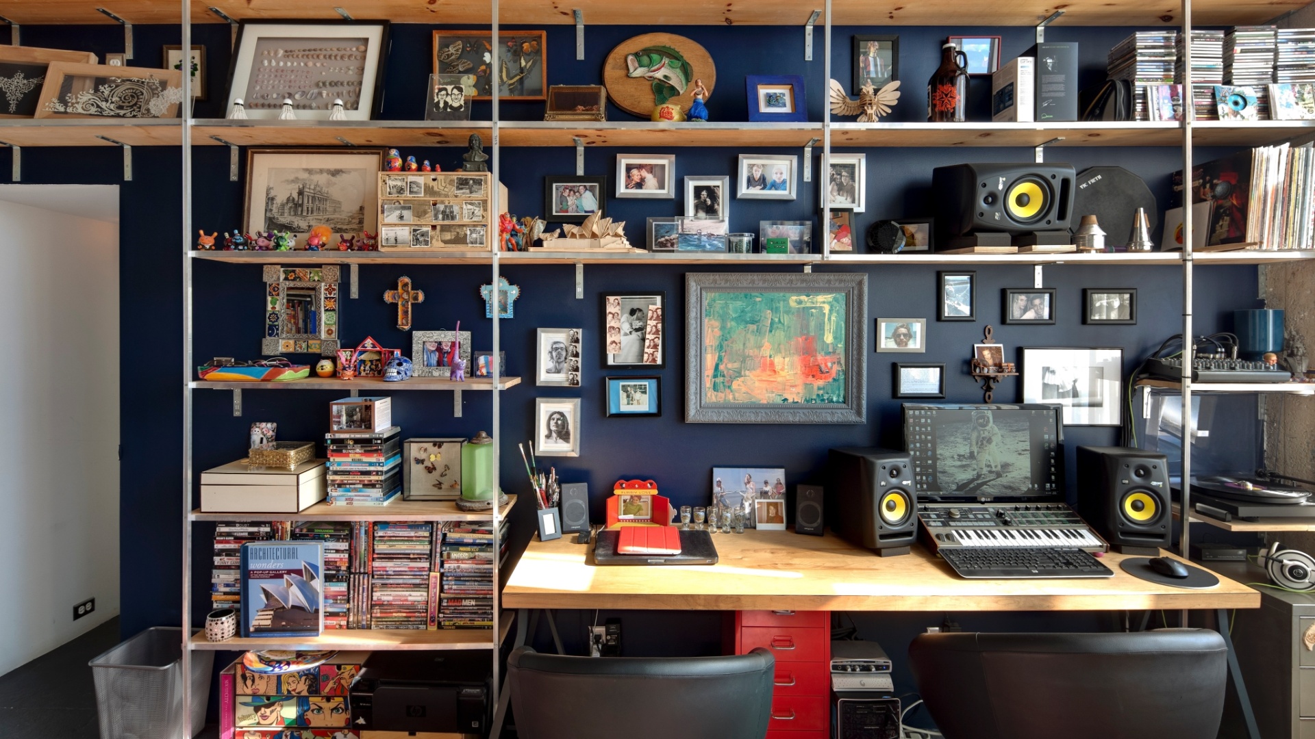 O ambiente de trabalho da estilista Margo Lafontaine e do executivo de publicidade Max Lemberger possui uma escrivaninha feita com uma porta e uma ampla estante cheia de elementos de design, alguns assinados pela estilista Vera Wang (Imagem do NYT, usar apenas no respectivo material) - Bruce Buck/ The New York Times