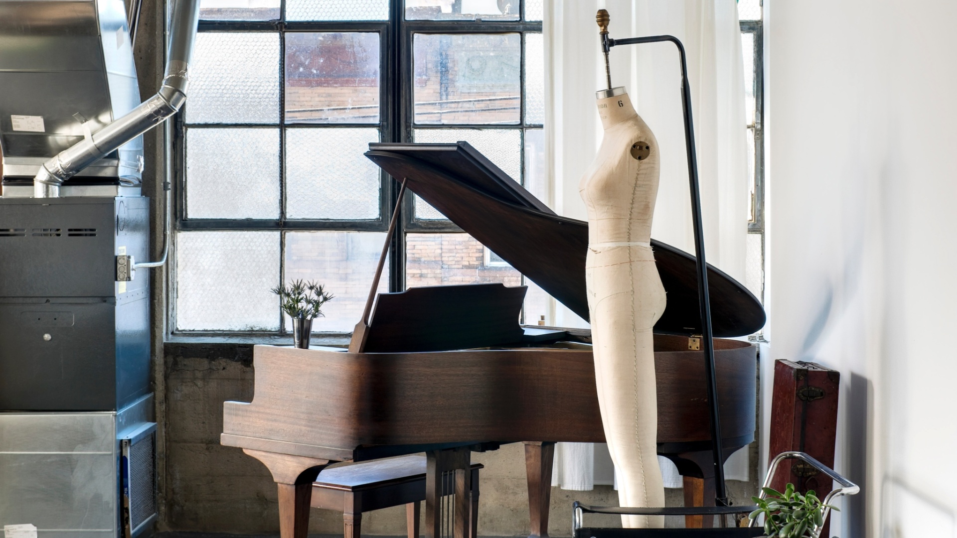 O piano de cauda era de um vizinho da república de amigos, no Brooklyn, em Nova York. O manequim para moulage, por sua vez, pertence à estilista Margo Lafontaine (Imagem do NYT, usar apenas no respectivo material) - Bruce Buck/ The New York Times