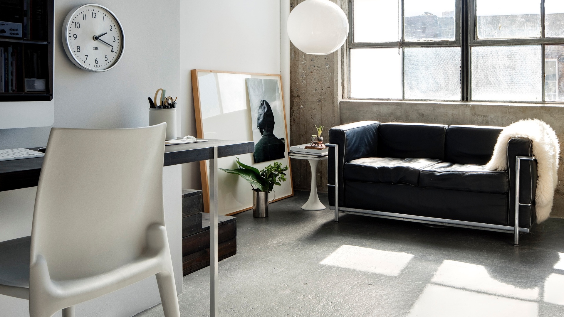 O arquiteto Corey Schneider fez de uma porta uma escrivaninha e comprou o sofá assinado por Le Corbusier, em um site de vendas e trocas, por apenas US$ 50. As luminárias pendentes foram resgatadas de uma loja no SoHo, também em Nova York, que seria demolida (Imagem do NYT, usar apenas no respectivo material) - Bruce Buck/ The New York Times