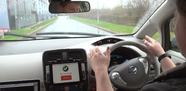 Um aviso aparece no iPad para o motorista ativar o sistema de direção automática para rotas comuns - Reprodução/YouTube